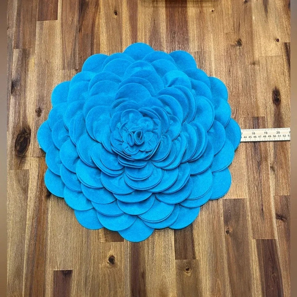 Teal felt flower wall hanging - Picture 2 of 4